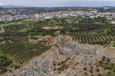 Dev fay yarığının oluştuğu mahalle taşınmayı bekliyor