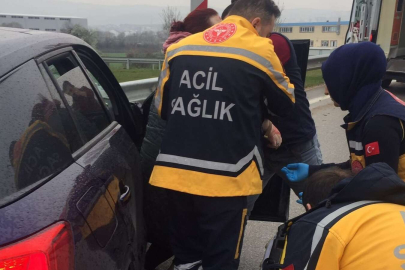 Bursa'da otomobil bariyerlere çarptı: 2 yaralı