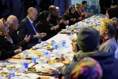 Cumhurbaşkanı Erdoğan, iftarda depremzedelerle bir araya geldi