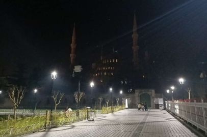 Sultanahmet Camii'nde ışıklar depremde hayatını kaybedenler için söndürüldü