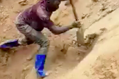 Toprak altında kalan madencileri elleriyle kazarak kurtardı