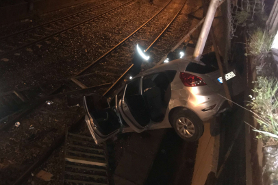 İstanbul'da otomobil metro hattına düştü