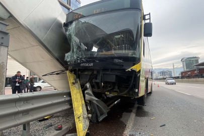 Bursa'da korkunç kaza: Bariyerlere ok gibi saplandı!