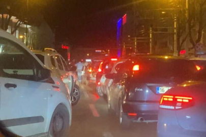 Bursa'da asker konvoyu trafiği kilitledi
