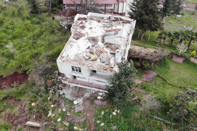 Ordu’da heyelan: Bina yan yattı