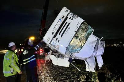 Yoldan çıkan kamyonet tarlaya uçtu: 3 yaralı