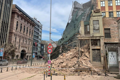 Karaköy'de 5 katlı metruk bina çöktü