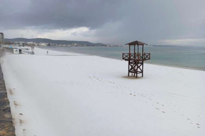 Çeşme'de plajlar beyaza büründü
