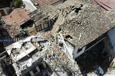 Hatay’ın tarihi caddesi enkaz yığınına döndü