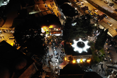 Tarihi meydanda simit ve tahinli pide izdihamı