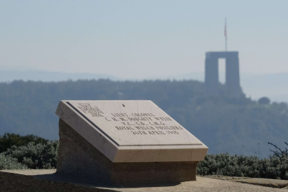 ‘Türk dostu’ İngiliz subayın mezarı Şehitler Abidesi'ni selamlıyor