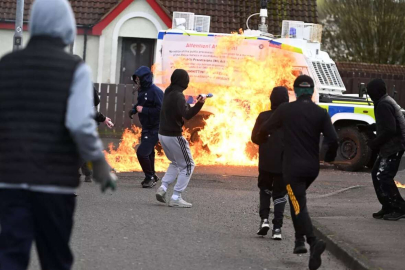 Kuzey İrlanda’da polis aracına molotoflu saldırı