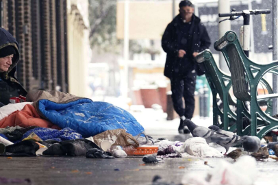 ABD'de evsiz bir kadın sokak ortasında doğum yaptı