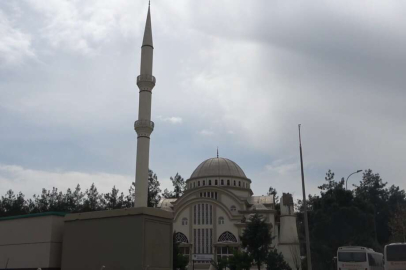Depremin vurduğu camide dikkat çeken görüntü: Minarelerden biri yıkıldı, diğeri kaldı