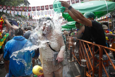 Tayland’da su festivali renkli görüntülerle başladı