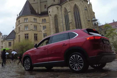 Bakan Çavuşoğlu, Togg ile Viyana sokaklarında tur attı