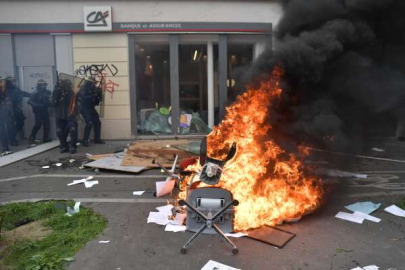 Fransa'da kaos: Emeklilik reformu kısmen onaylandı