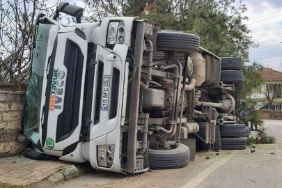 Bursa'da tırın devrilme anı kameralarda