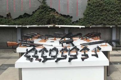 Barış Boyun liderliğindeki çeteden ele geçirilen silahlar sergilendi