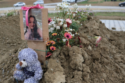 Adana'da buruk bayram: Depremde ölenlerin kabirlerine şeker bıraktılar