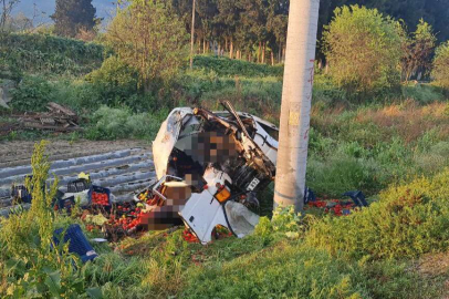 İzmir'de minibüs elektrik direğine çarptı: 2 ölü