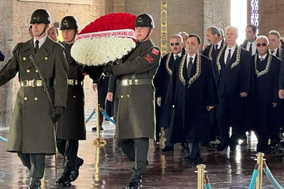 AYM'den Anıtkabir'e ziyaret