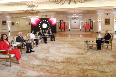 Cumhurbaşkanı Erdoğan, canlı yayında kısa süreli rahatsızlandı