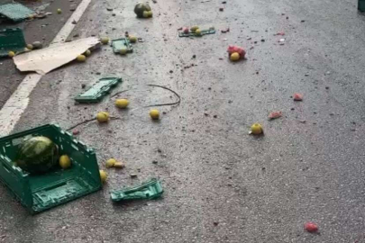 Bursa'da vinç ile kamyon çarpıştı, binlerce kasa meyve ve sebze yola döküldü