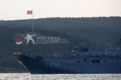 TCG Anadolu Çanakkale Boğazı’ndan geçti