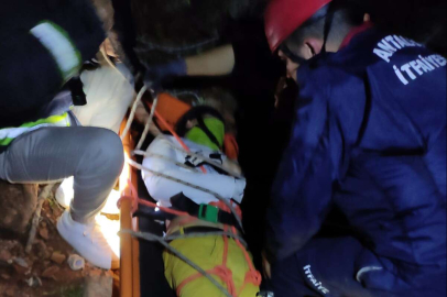 Yamaç paraşütü yapan turist kayalıklara düştü