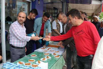 EYT emeklisi berber ilk maaşıyla halka baklava dağıttı