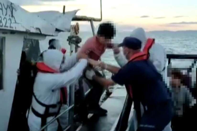 Kaçak göçmenler tekneleri batmak üzereyken son anda kurtarıldılar