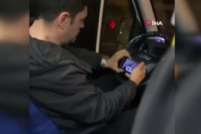 Minibüs şoförü yolculuk sırasında spor programı izledi
