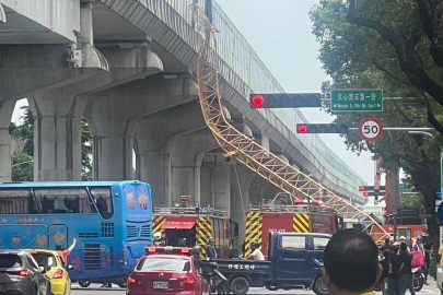 İnşaat vinci metronun üzerine düştü: 1 ölü, 8 yaralı