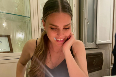 Aslı Enver, ilk defa karnı burnunda pozunu paylaştı