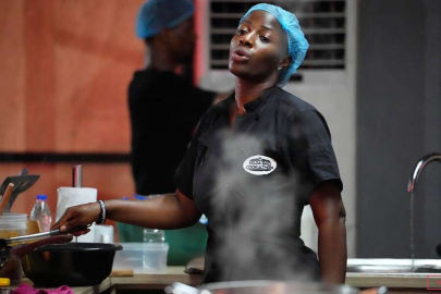 100 saat boyunca yemek yapan Nijeryalı şef rekor kırdı