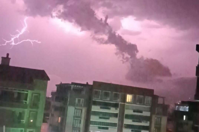 Bursa'da şimşekler geceyi aydınlattı