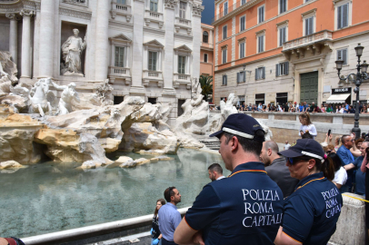 İklim aktivistlerinden Roma'daki 'Aşk Çeşmesi'nde boyalı protesto