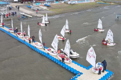 İznik'te yelken yarışlarında minikler kıyasıya mücadele etti