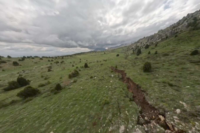 Depremin doğadaki yara izleri tazeliğini koruyor