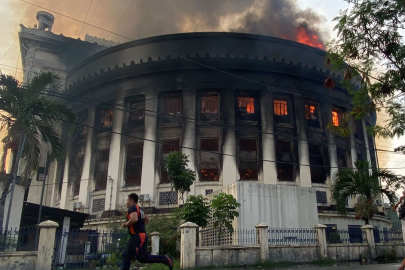 Filipinler'in tarihi posta binasında yangın