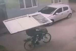 Bursa'da bisikletli cambaz hırsız kamerada