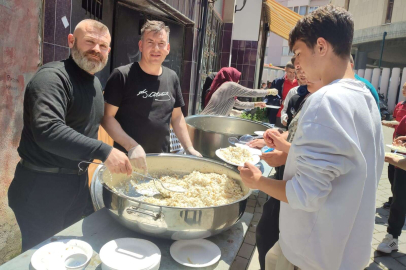 İlk maaşını alan EYT'liden vatandaşa ikram