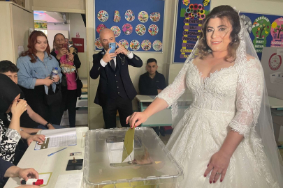 Bursa'da gelin ve damat düğün öncesi sandığa gitti