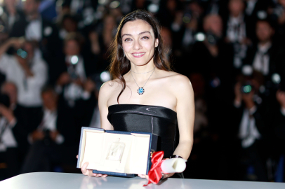 Cannes'dan ödülle dönen Merve Dizdar'a tebrik mesajları yağdı