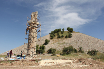 Depremde yıkılmıştı: 'Tokalaşma Sütunu' ayağa kaldırıldı