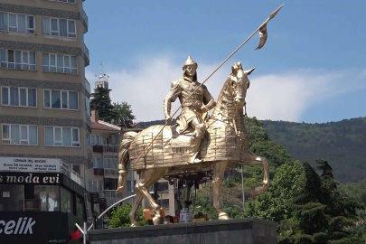 Bursa'nın simgelerinden Osman Gazi heykeli yeni rengine kavuştu