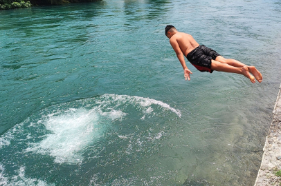 318 can alan sulama kanalında yüzmeye devam ediyorlar