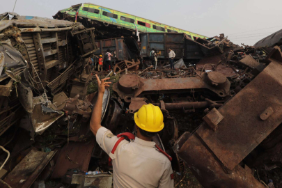 Hindistan'da tren kazası: Yüzlerce ölü ve yaralı var