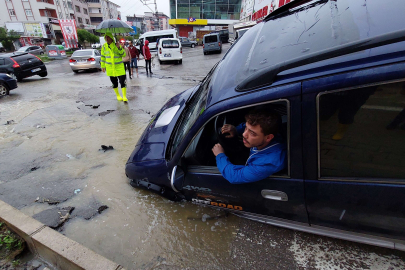 Samsun'da sel: Yollar çöktü, araçlar yolda kaldı